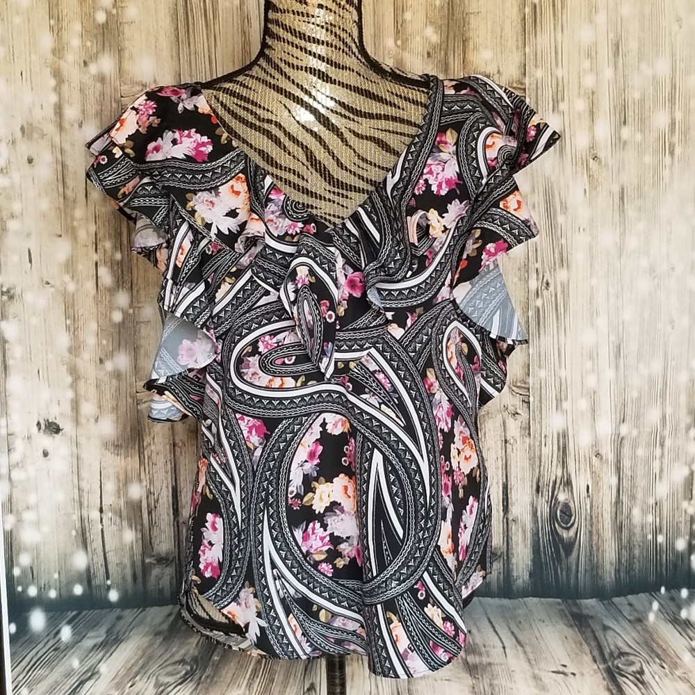 NWT Bisou Bisou floral founcy top size medium